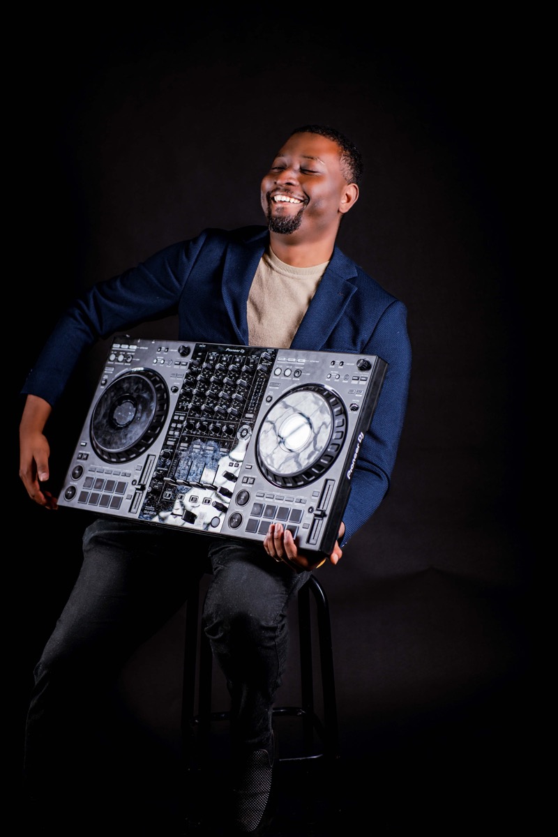 DJ Gatien mit DJ-Controller